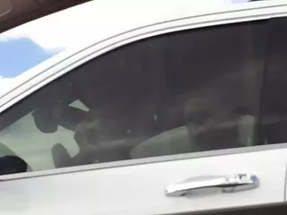 Un xxx español subtitulado vecino se asoma por la ventana mientras un negro pinta a una niña que gime