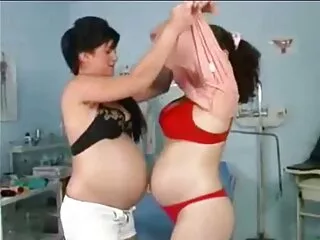 Paja amigable en el sofá subtitulado español xxx