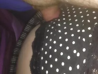 El miembro se levanta del xxx subtitulado en español hecho de que la chica lo orina